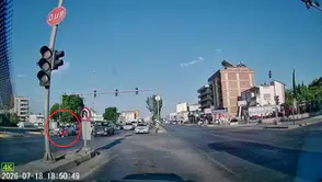 Serik’te Korkutan Kaza: Kırmızı Işık İhlali Kamerada