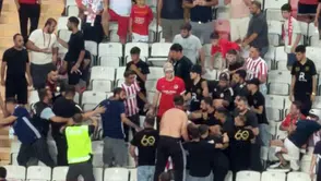 Antalyaspor - Sarıyerspor Karşılaşmasında Tribün Karıştı: Polisten Hızlı Müdahale