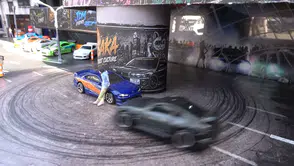 Otomobil Fuarı'nda Sıra Dışı Tasarım: Bagajdaki Minyatür Garaj İlgi Odağı Oldu