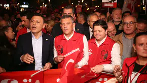 Özgür Özel'den Cumhuriyet Yürüyüşü'nde İktidar Mesajı! "Yaktık Gemileri, Yeni Bir Yoldayız"