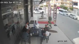 Gökten Tavuk Yağdı! Sohbet Masasına Düşen "Davetsiz Misafir" Paniğe Neden Oldu