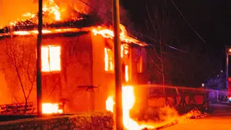 Burdur’da Gece Yarısı Yangını: Bir Ev Küle Döndü