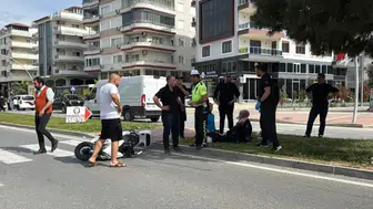 Gazipaşa'da Manevra Hatası Motosiklet Sürücülerini Yola Savurdu