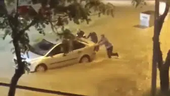 Adana’da Sağanak Kabusu: Cadde ve Sokaklar Göle Döndü!