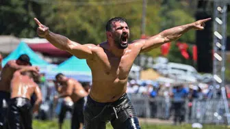 Kepez Er Meydanı’nda Devlerin Savaşı: Enes Doğan Başpehlivanlık Kürsüsünde!