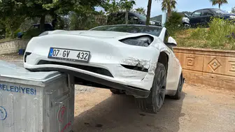Gazipaşa’da Tıra Çarpmamak İçin Çöp Kovasına Takılıp Kaldı