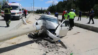 Burdur’da Otomobil Direğe Çarptı: 88 Yaşındaki Sürücü Yaralandı