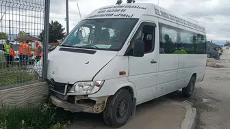 Burdur'da Servis Minibüsü Zincirleme Kazaya Karıştı: 2'si Çocuk 6 Yaralı