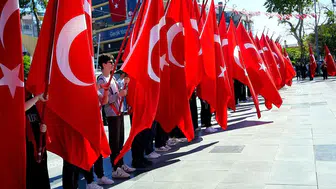 Cumhuriyet Meydanı Kırmızı Beyaza Büründü