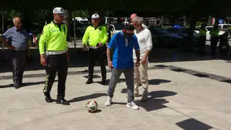 Adana’da Alkol Gözlüğüyle Gol Atma Yarışı Yapıldı