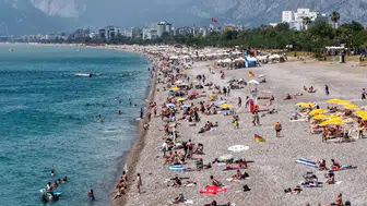 Antalya'da Bayram Tatili Başladı! Konyaaltı Sahili Dolup Taştı!