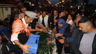 Kumlucalı Mahalle Muhtarından 1 Tonluk Salatalık Ziyafeti