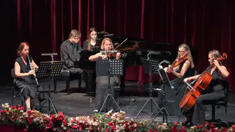 Antalya’da Tek El Piyano ile Dev Performans