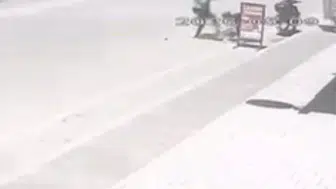 Adana'da Vicdanın Sustuğu An! Öz Evladını Yerlerde Sürükleyip Tekmeledi!
