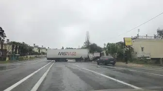 Mersin-Antalya Karayolunda Korkutan Kaza: Tır Karşı Şeride Geçti