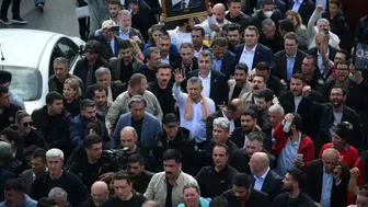 Tahliye Sonrası Özgür Özel TBMM’ye Yürüdü, Afişleri İndirildi