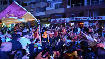 Antalya’da Şampiyonluk Gecesi: Galatasaraylılar Sokakta, Antalyasporlular Tepkili!