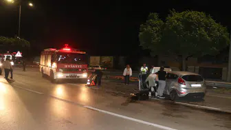 Antalya'da Çarpıp Kaçan Sürücü Dehşeti! Araç Bariyerlere Saplandı