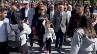 Küçük Kız Öncü Oldu, Binler Haykırdı! 'Andımız'ı Okuyarak Ata'ya Yürüdüler!