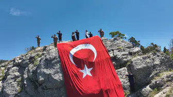 Burdur’da Zirvede 54 Metrelik Dev Bayrak!