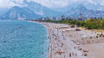 Antalya'da Bayram Yoğunluğu: Sahiller ve Oteller Doldu Taştı