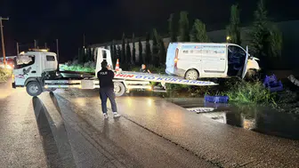 Antalya’da Korkutan Kaza: Kamyonet Su Kanalında Asılı Kaldı