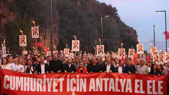 Antalya'da 19 Mayıs Coşkusu! Binlerce Kişi Fener Alayında Buluştu