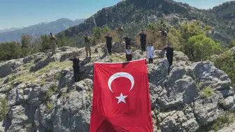 Karacaören'de Spor Şöleni: Karadağ Tepesi'ne Dev Türk Bayrağı Asıldı