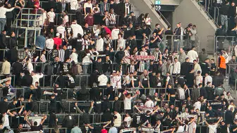 Beşiktaş'ta İnönü Buz Kesti! Dev Derbide Sahaya Sırtlarını Döndüler!