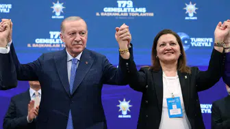 Burcu Köksal Resmen AK Parti’ye Geçti! Erdoğan Rozetini Taktı