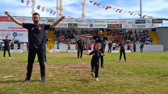 Kumluca'da Tüm Stadyum Onu İzledi! 3 Yaşındaki Ardenalp'ten Zeybek Performansı
