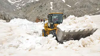 Antalya'da Deniz Keyfi Yapılırken Toroslar'da Kar Mesaisi Sürüyor
