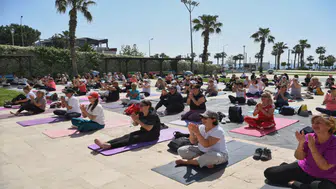 Konyaaltı’nda Sağlıklı Yaşam: Yüzlerce Kişi Pilates ve Yogada Buluştu