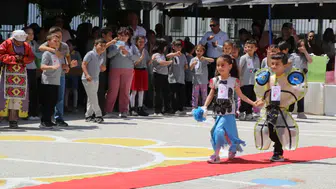 Burdur'da Minik Öğrencilerden Geri Dönüşüm Defilesi
