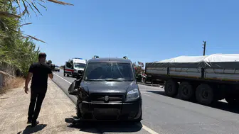 Alanya'da Feci Kaza! Ticari Araçla Çarpışan Otomobil Bahçeye Devrildi, 2 Yaralı