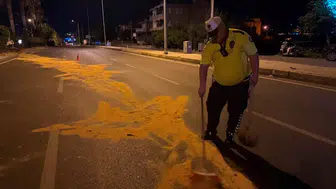 Antalya'da Yağ Sızan Yolu Kürekle Temizleyen Polis Takdir Topladı