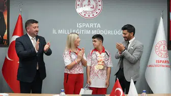 Ispartalı Adem Baş Down Sendromu Dünya Şampiyonası'ndan 5 Altın Madalyayla Döndü