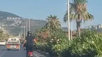Alanya'da Trafikte Ölümcül Gösteri: Motosiklet Üzerinde Ayağa Kalktı!