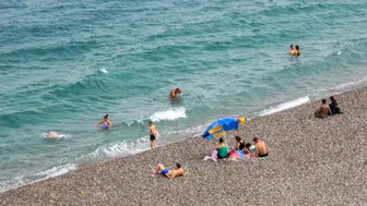 Antalya'da Yağmur Sürprizi: Sahildekiler Denizi Terk Etmedi