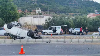Şerit Değiştirmek İsterken Çarpıştılar: Araç Takla Attı, 2 Yaralı!