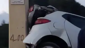 Antalya’da İnanılmaz Manzara! Sürücüsünün Kontrolünden Çıkan Araç Duvarda Asılı Kaldı!