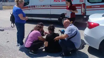 Manavgat'ta Kontrolsüz Kavşakta Korkunç Çarpışma! Yaralı Kadının Gözyaşları Yürek Burktu