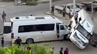 Serik'te 2 Minibüs Çarpıştı: 5 Tarım İşçisi Yaralandı, Sürücü Kaçtı