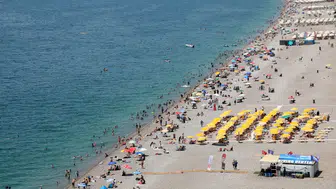 Antalya 30 Derece, Nem Yüzde 80! Serinlemek İçin Konyaaltı'na Akın Ettiler