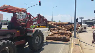 Antalya’da Kamyon Devrildi: Tomruklar Yola Savruldu