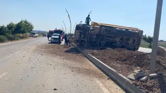 Hatay'da Kontrolden Çıkan Hafriyat Kamyonu Refüje Çarpıp Devrildi
