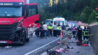 Burdur'da Tır ile Hafif Ticari Araç Çarpıştı: Kaza Can Aldı