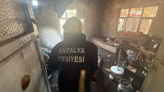 Antalya'da Yangın: Komşu İki Ev Aynı Anda Alev Aldı