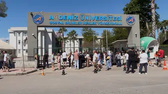 Üniversite Adayları Sınıflarda, Aileler Dışarıda Ter Döküyor