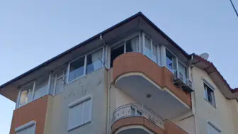 Manavgat’ta Şiddetli Fırtına: 5'inci Kattan Kopan Pencere Kaldırıma Düştü
